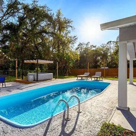 Spacious Brandon Home With Pool And Hot Tub!